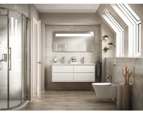 Helles Badezimmer mit Dusche, Waschtisch, Spiegel und Toilette