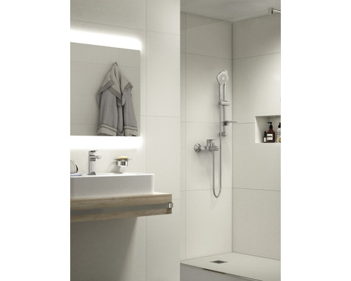 Helles Badezimmer mit Waschbecken, Spiegel, Handtuch und Dusche