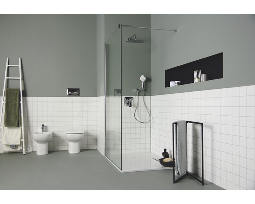Badezimmer mit Dusche, Bidet, Toilette, Handtuchwärmer und Handtuchhalter