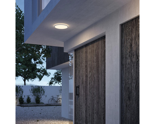 Moderne Hausfassade mit runder Deckenleuchte für den Außenbereich