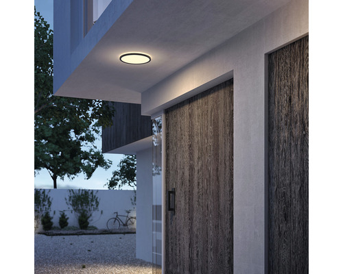 Moderne Aussenansicht eines Hauses mit einer runden Deckenleuchte.