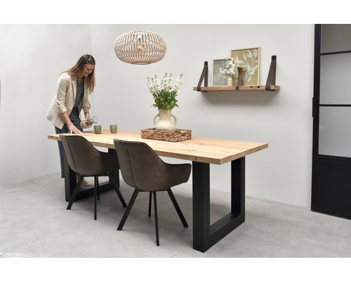 Esszimmer mit Holztisch, Stühlen und Dekoration