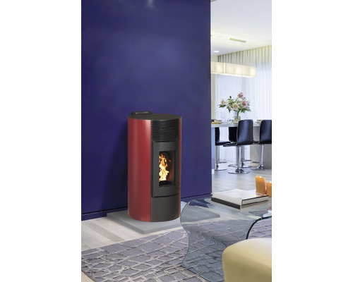 Pelletöfen in einem Wohnzimmer mit Teppich und Couchtisch