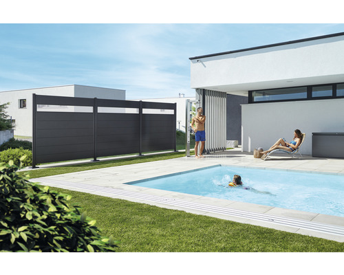 Jardin avec piscine, écran d''intimité, douche extérieure et personnes se relaxant