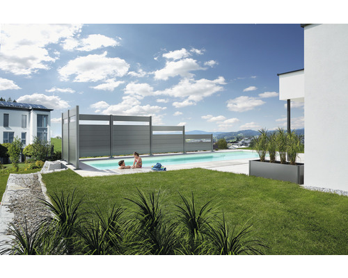 Jardin avec piscine, pare-vue et bac à plantes pour intimité et décoration