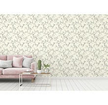 Ein Wohnraum mit einer Couch und einer Wand mit Blumentapete