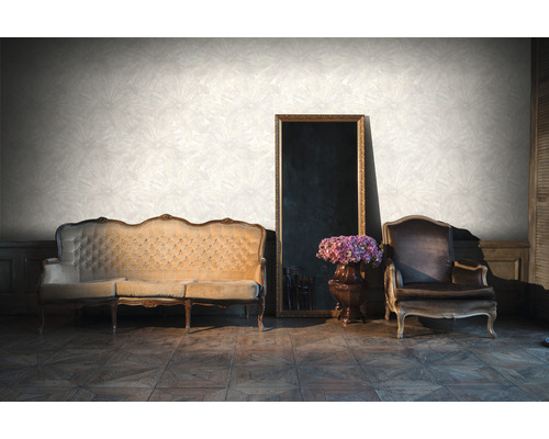 Klassisches Wohnzimmer mit Sofa, Sessel, Spiegel und gemusterter Tapete