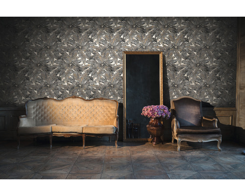 Salon avec canapé, fauteuil, miroir et papier peint à motif de feuilles