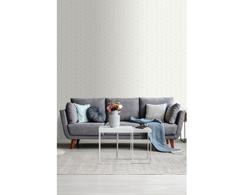 Salon avec papier peint géométrique, canapé et table