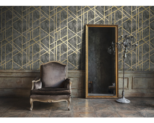 Pièce décorative avec fauteuil, miroir, chandelier et papier peint à motifs