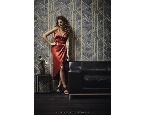 Aménagement intérieur avec papier peint à motifs géométriques, canapé et décoration