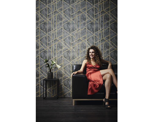 Salon avec papier peint géométrique, canapé et table d''appoint