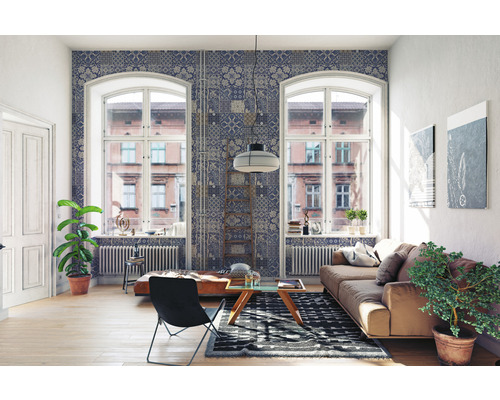 Helles Wohnzimmer mit Fenster, Sofa und dekorativer Tapete