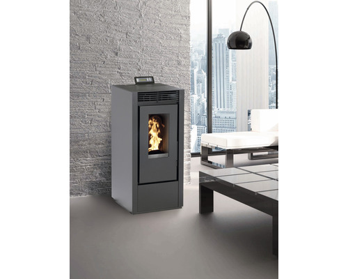 Pellet-Ofen in einem modern eingerichteten Wohnzimmer mit großem Fenster und Blick auf eine Stadt.