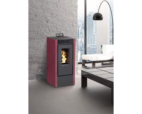 Pelletkaminofen im Wohnzimmer mit Blick auf eine Stadt.