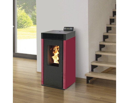 Pellet-Ofen mit digitalem Display in einem Wohnraum