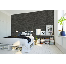 Schlafzimmer mit Bett und Wandtapete im Stein-Design