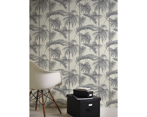 Innenraum mit Palmen-Tapete