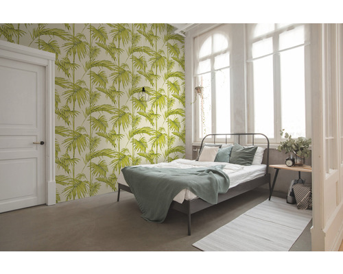 Schlafzimmer mit Palmenmuster-Tapete, Bett und Tageslicht