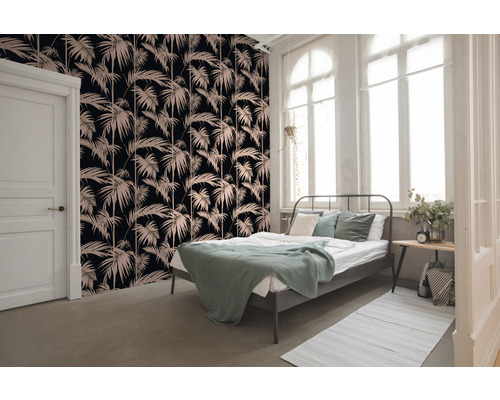 Schlafzimmer mit gemusterten Tapeten, Bett und Tageslicht