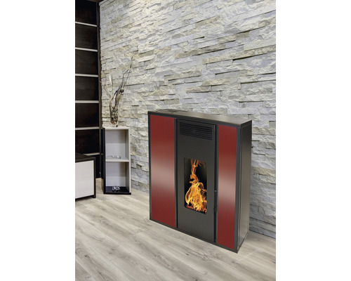 Pelletkaminofen mit brennendem Feuer in einem hellen Wohnraum