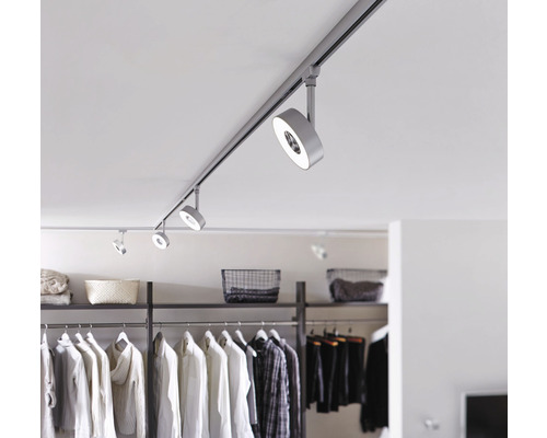 Deckenschiene mit runden Strahlern beleuchtet Kleiderschrank