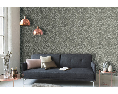 Salon avec papier peint damassé gris, canapé et lampes couleur cuivre