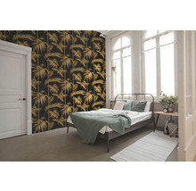 Schlafzimmer mit Palmenmuster-Tapete, Bett und weißen Fenstern.