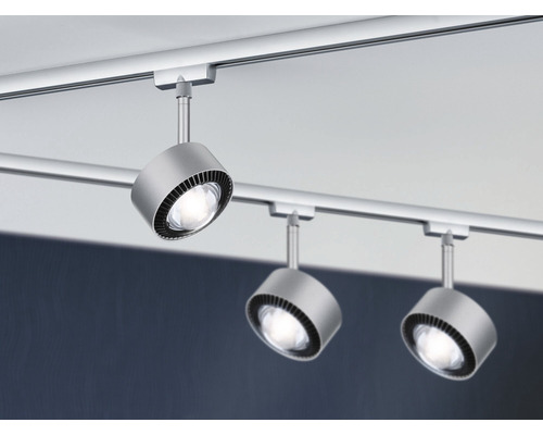 Drei silberfarbene LED-Schienenstrahler an einer Lichtleiste