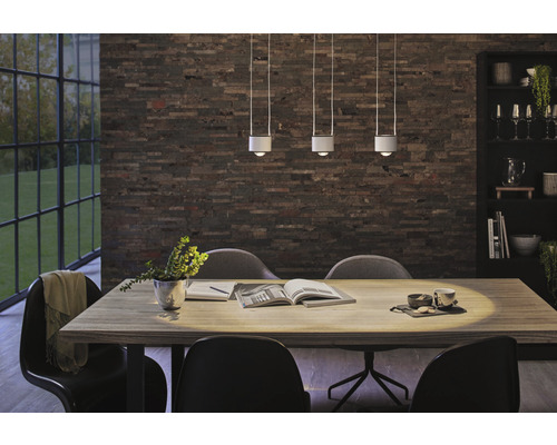 Salle à manger avec table en bois, chaises et suspensions