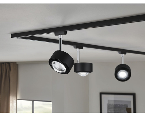 Schwarzes Schienensystem mit drei Strahlern an der Decke