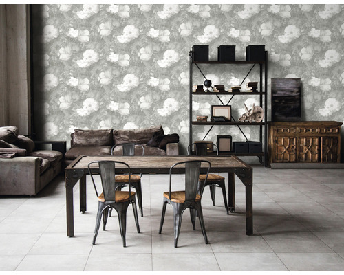 Salon avec papier peint à motifs floraux, table à manger, chaises, canapé et étagère.