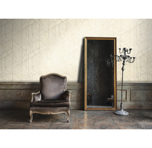Klassisches Interieur mit Sessel, Spiegel und geometrischer Tapete für ein elegantes Raumdesign.