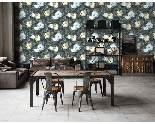 Salon avec papier peint floral, canapé, table et étagères