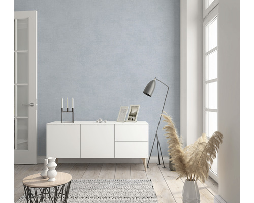 Heller Raum mit strukturierten blauen Tapeten, Sideboard, Stehlampe und Fenster