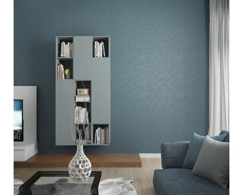 Wohnzimmer mit grauem Bücherregal, Couch und Dekoration
