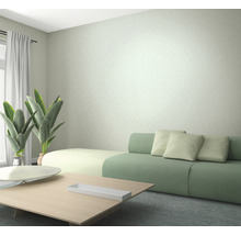 Wohnzimmer mit Sofa, Tisch und Zimmerpflanzen für eine helle und freundliche Atmosphäre.