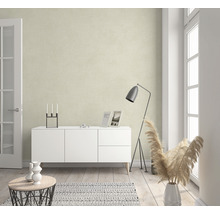 Heller Wohnraum mit Tapete, Kommode, Lampe und Dekoration