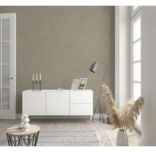 Heller Raum mit Kommode, Lampe und Dekoration