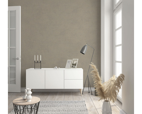 Heller Raum mit Kommode, Lampe und Dekoration