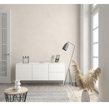 Salon avec commode, lampadaire et décoration