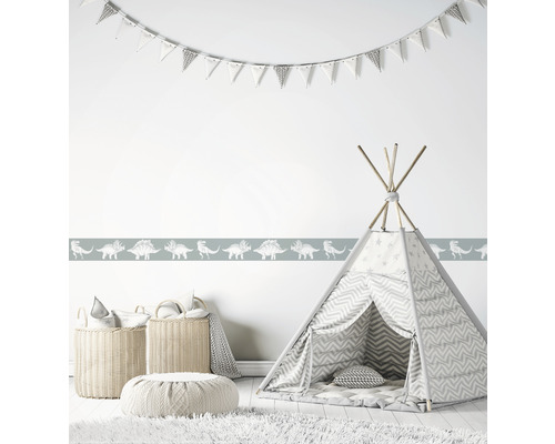 Dekoriertes Kinderzimmer mit Dinosaurierbordüre, Spielzelt und Körben