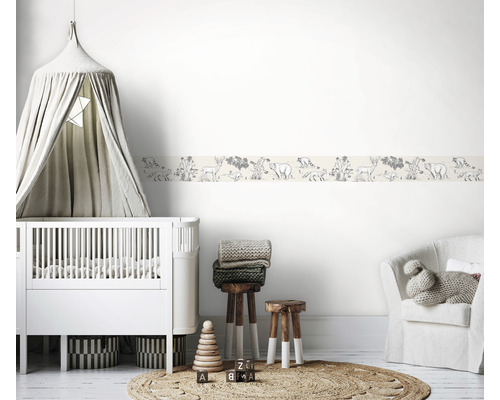 Kinderzimmer mit Wandbordüre mit Tiermotiven, Kinderbett mit Himmel und Sitzgelegenheit