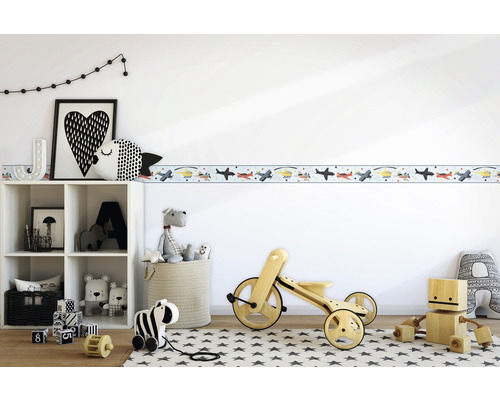 Kinderzimmer mit Bordüre mit Flugzeugmotiven, Spielzeugregal und Spielzeug