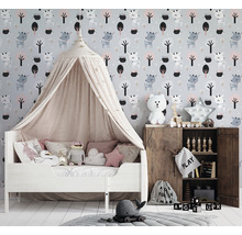 Kinderzimmer mit Bett, Baldachin, Schrank und Tapete mit Tiermotiven