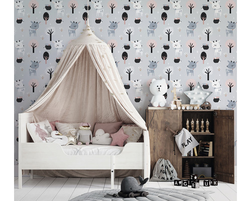 Kinderzimmer mit Bett, Baldachin, Schrank und Tapete mit Tiermotiven
