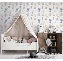 Kinderzimmer mit Kinderbett, Spielzeug und Tier Tapete