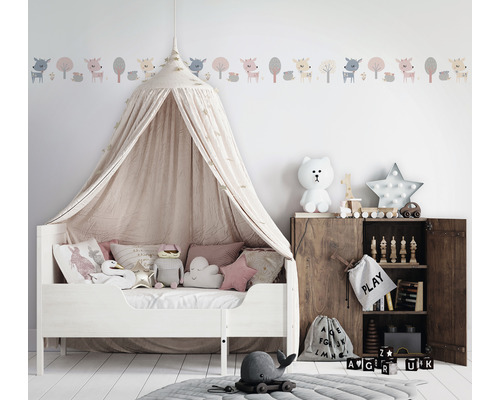 Chambre d''enfant avec lit, baldaquin, bordure murale et armoire en bois