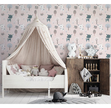 Kinderzimmer mit Himmelbett, Holzschrank und gemusterter Tapete für Kinder