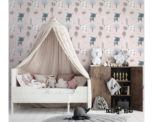 Kinderzimmer mit Himmelbett, Holzschrank und gemusterter Tapete für Kinder